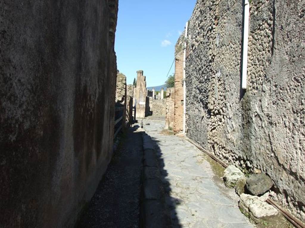 Vicolo delle Terme between VII.6 and VII.5. March 2009. Looking north from VII.6.18 towards junction with Via delle Terme.
