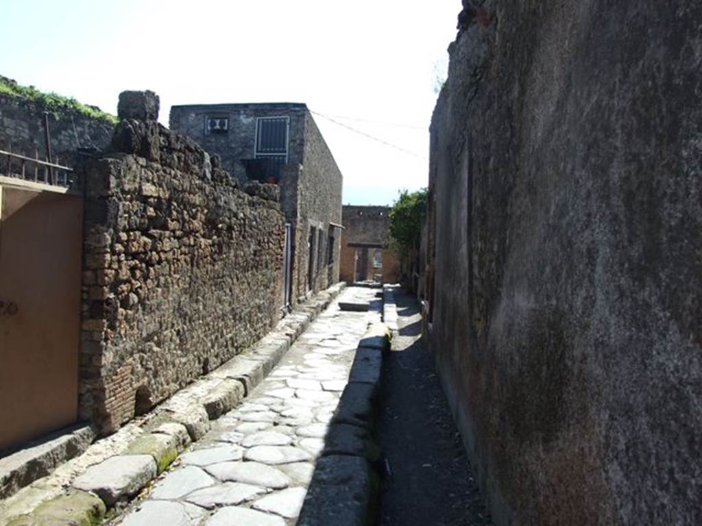 Vicolo delle Terme between VII.5 and VII.6. March 2009. Looking south between VII.5, on left and from VII.6.18, on right.