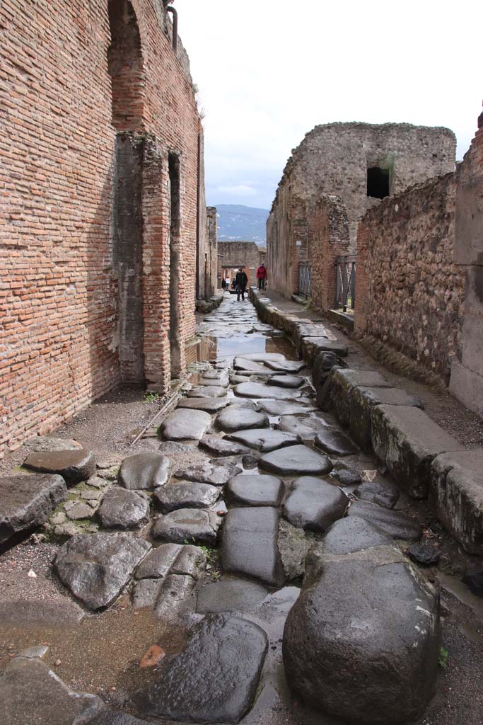 Vicolo delle Terme, between VII.5 and VII.6. October 2020. Looking south.
Photo courtesy of Klaus Heese.