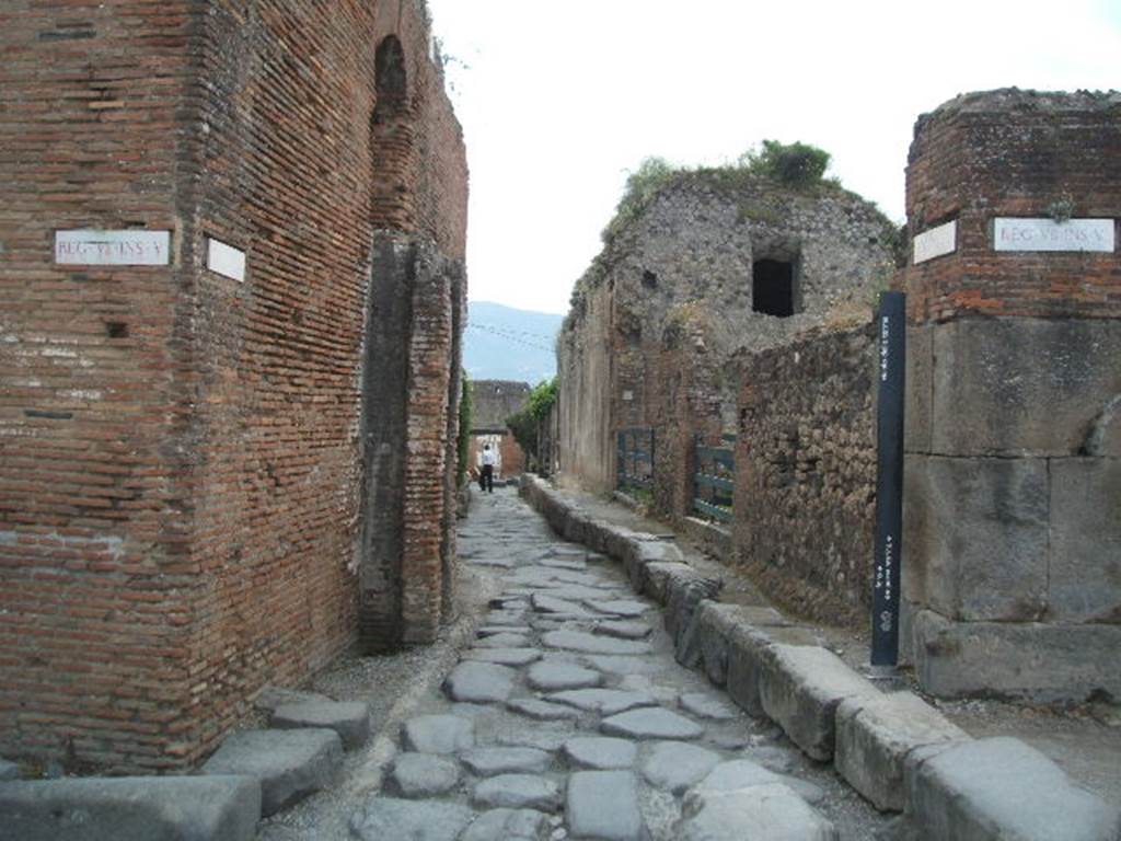 Vicolo delle Terme between VII.5 and VII.6. May 2005. Looking south from Via delle Terme.
