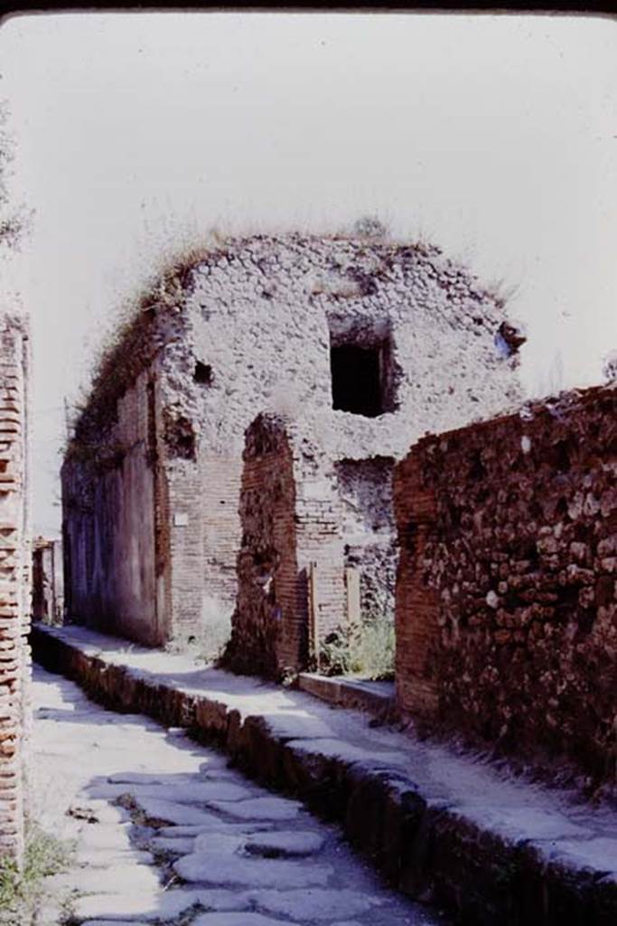 Vicolo delle Terme, west side, Pompeii, 1980. Looking south towards VII.6.17, VII.6.16 and VII.6.15. Photo by Stanley A. Jashemski.
Source: The Wilhelmina and Stanley A. Jashemski archive in the University of Maryland Library, Special Collections (See collection page) and made available under the Creative Commons Attribution-Non Commercial License v.4. See Licence and use details. J80f0215