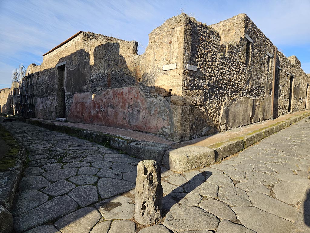 Vicolo di Balbo, on left, Pompeii. November 2024. 
Looking west along north side towards IX.2.16, from junction with Vicolo di Tesmo, on right. Photo courtesy of Annette Haug.
