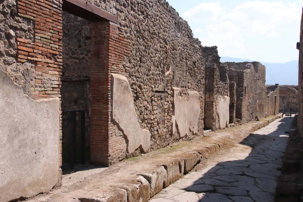 Vicolo di Cecilio Giocondo, east side, Pompeii. September 2021.
Looking south from near doorway to V.2.e, on left. Photo courtesy of Klaus Heese.