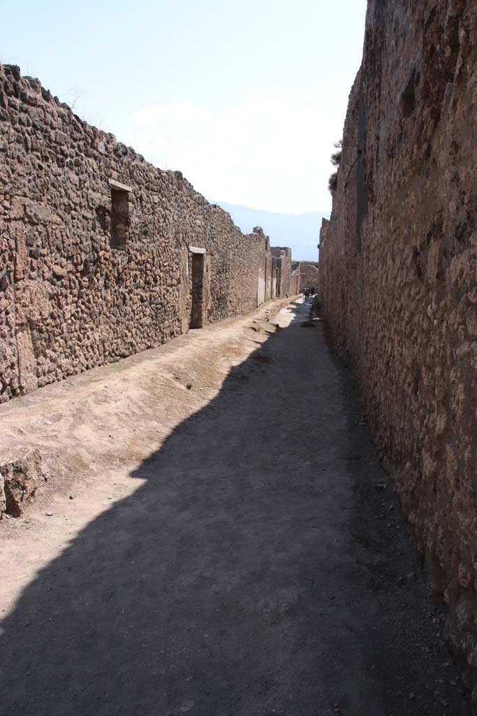 Vicolo di Cecilio Giocondo. September 2021.
Looking south from junction with Via delle Nozze d’Argento. Photo courtesy of Klaus Heese.