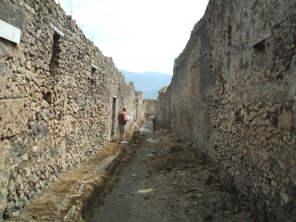 Vicolo di Cecilio Giocondo. Looking south from junction. May 2005.