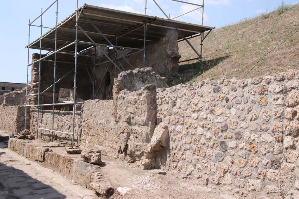 Vicolo delle Nozze d’Argento, north side. September 2021.
Looking west towards junction with Vicolo di Cecilio Giocondo, on left. Photo courtesy of Klaus Heese.
On the east side of the junction is the new partly excavated Casa degli Amorini at V.7.1, on the left under the roof.