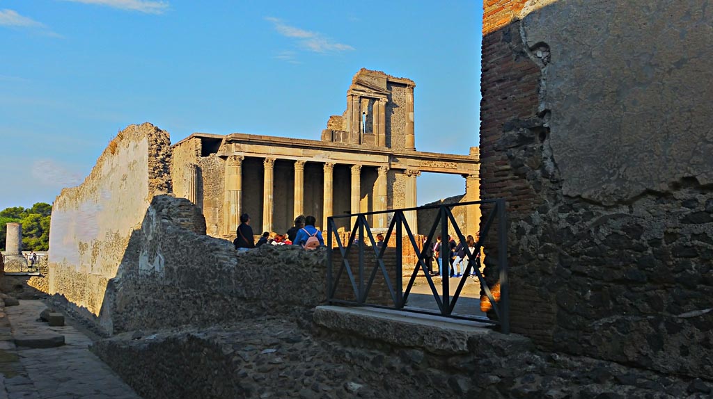 Vicolo di Championnet, Pompeii, on left. 2017/2018/2019.
Looking towards entrance/exit VIII.1.6 into the Basilica. Photo courtesy of Giuseppe Ciaramella.