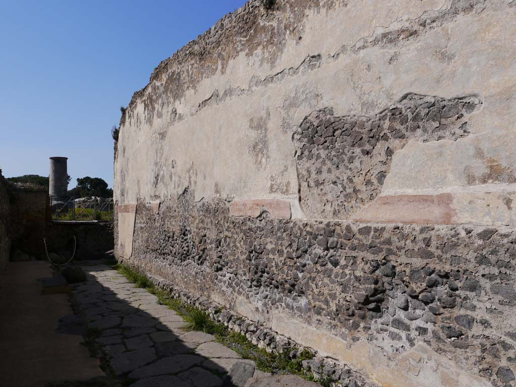 Vicolo di Championnet between VIII.2 and VIII.1. March 2019.
Looking towards remaining decoration on north wall of roadway, the exterior south wall of Basilica.
Foto Anne Kleineberg, ERC Grant 681269 DÉCOR.