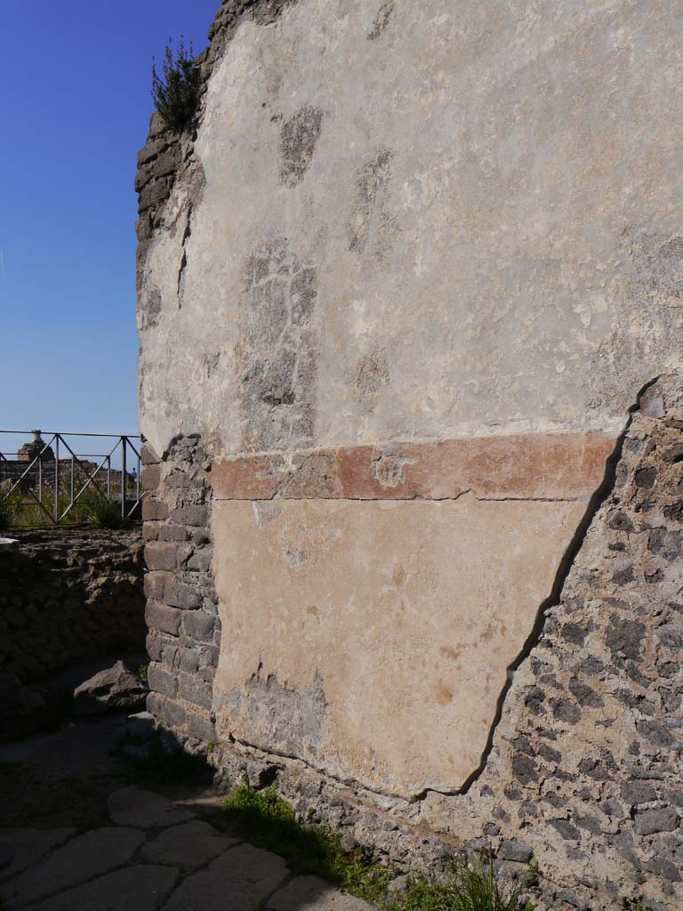 Vicolo di Championnet between VIII.2 and VIII.1. March 2019.
Detail of remaining painted decoration at west end of north wall.
Foto Anne Kleineberg, ERC Grant 681269 DÉCOR.
