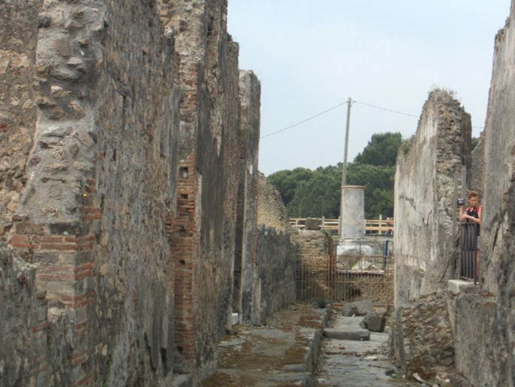Vicolo di Championnet between VIII.2 and VIII.1. Looking west from VIII.2.3. May 2005.