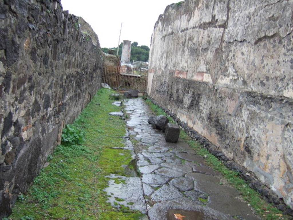 Vicolo di Championnet between VIII.2 and VIII.1. Looking west to Temple of Venus. December 2005.