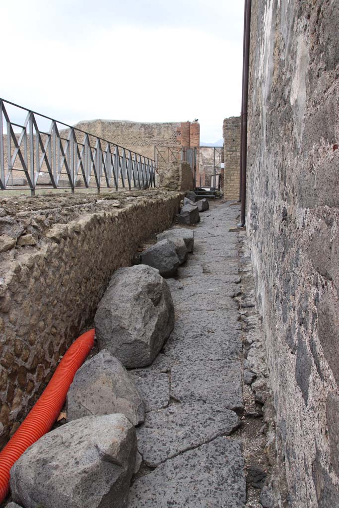 Alleyway at west end of Vicolo di Championnet. October 2020.
Looking north to Via Marina. Photo courtesy of Klaus Heese.