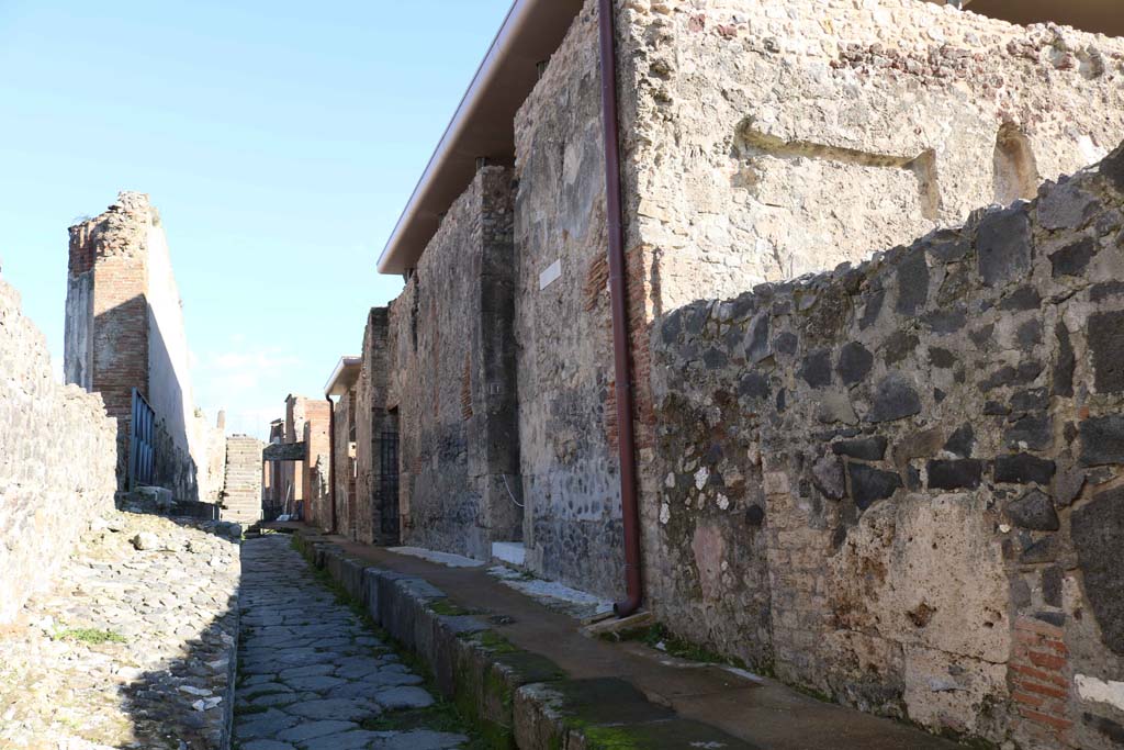 Vicolo di Championnet between VIII.1, on left, and VIII.2, on right. December 2018.
Looking east towards VIII.2.1, centre right. Photo courtesy of Aude Durand.