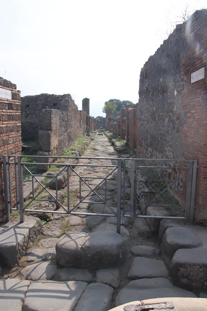 Vicolo di Eumachia, Pompeii. October 2023.
Looking south from junction with Via degli Augustali. Photo courtesy of Klaus Heese.