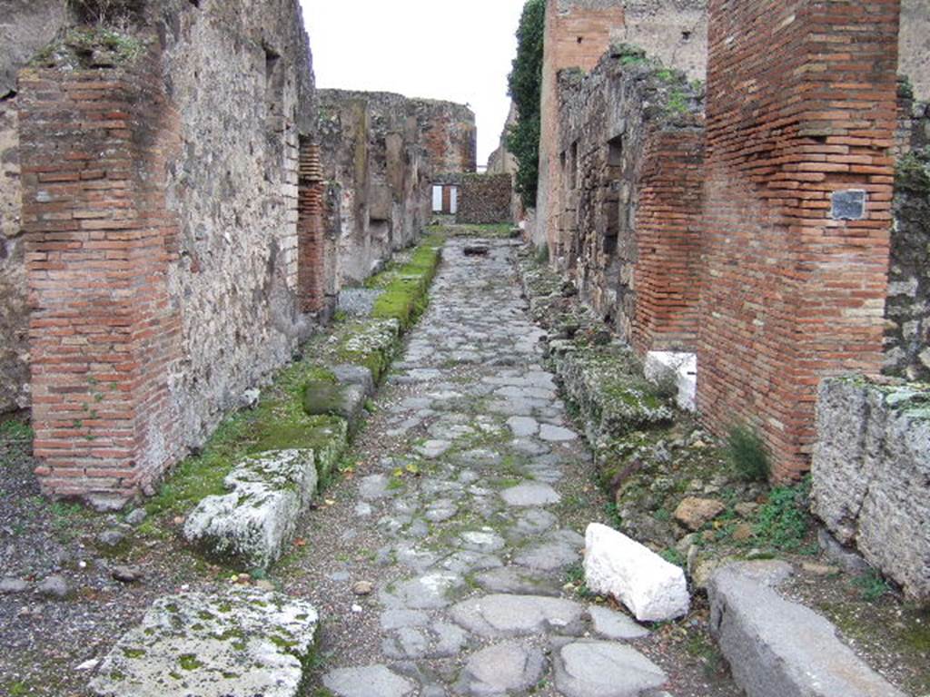 Vicolo del Balcone Pensile between VII.9 and VII.9. Looking west from junction with Vicolo di Eumachia. December 2005.