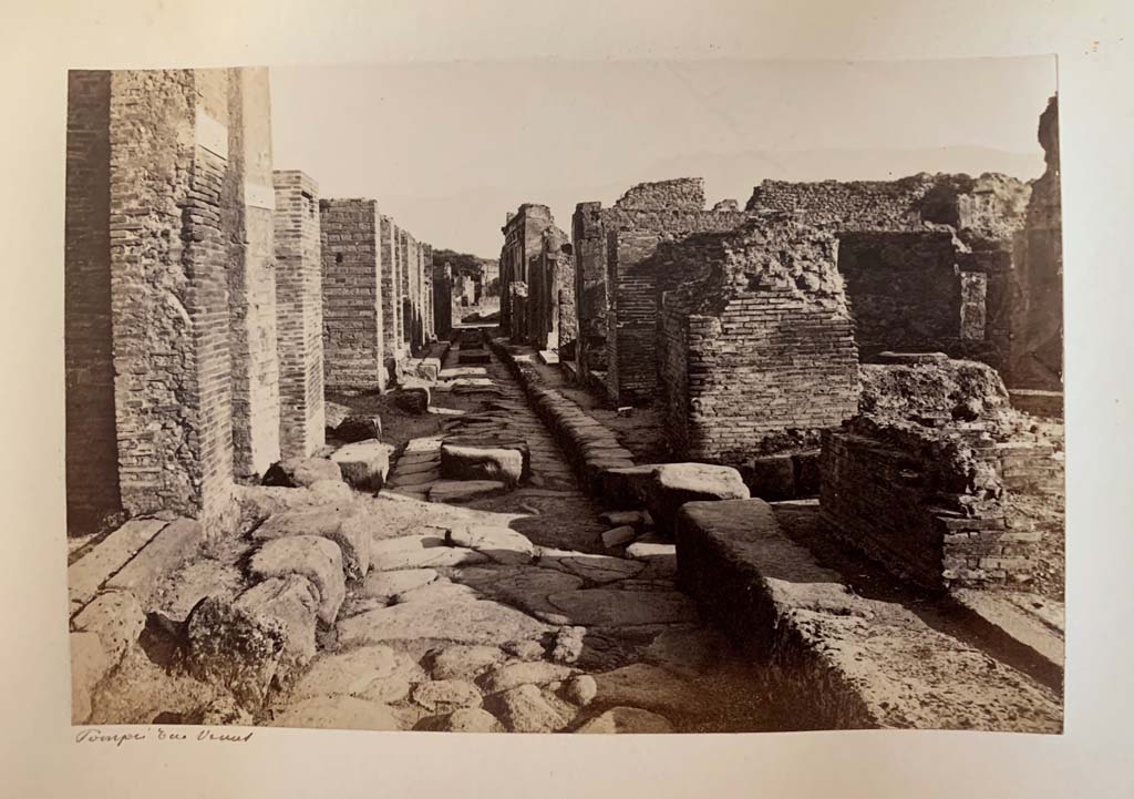 Vicolo di Eumachia, Pompeii, described as Rue? Venus.
From an Album by M. Amodio, c.1880, entitled “Pompei, destroyed on 23 November 79, discovered in 1748”.
Looking south from junction with Vicolo del Balcone Pensile, (centre left and right). Photo courtesy of Rick Bauer.