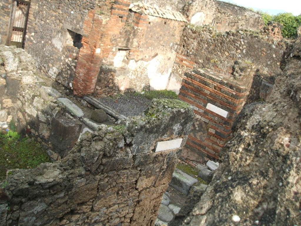 Vicolo di Eumachia (left to centre) between VII.9 and VII.10. December 2004.
Looking to north of the crossroads with Vicolo degli Scheletri.