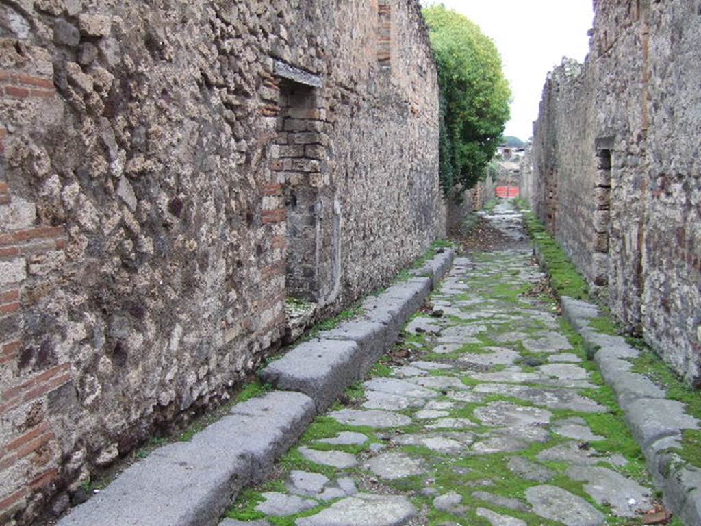 Vicolo degli Scheletri between VII.10 and VII.13. Looking east from crossroads with Vicolo di Eumachia. December 2005.