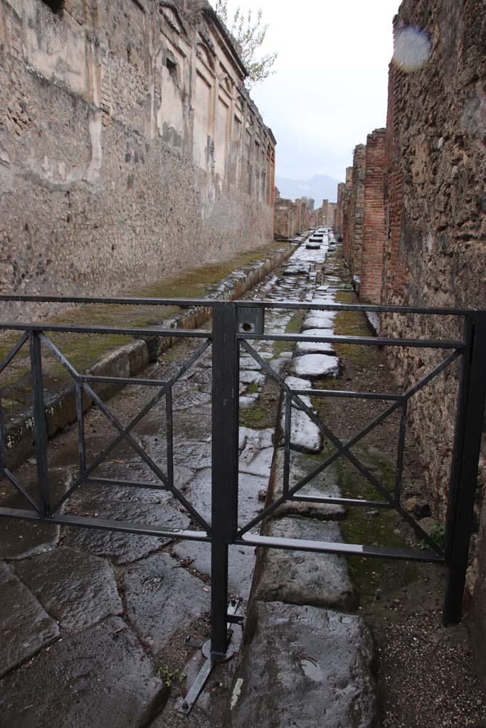Vicolo di Eumachia, October 2020. Looking north from junction with Via dell’Abbondanza.
Photo courtesy of Klaus Heese.