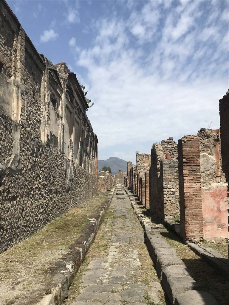 Vicolo di Eumachia, April 2019. Looking north from near junction with Via dell’Abbondanza.
Photo courtesy of Rick Bauer.