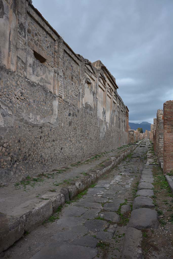 Vicolo di Eumachia, Pompeii. October 2017.
Looking north along east (rear) side of Eumachia’s Building.
Foto Annette Haug, ERC Grant 681269 DÉCOR.