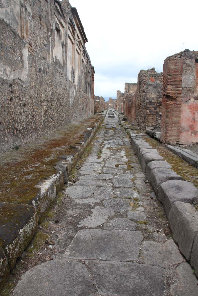 Vicolo di Eumachia, April 2014. Looking north from near junction with Via dell’Abbondanza.
Photo courtesy of Klaus Heese.