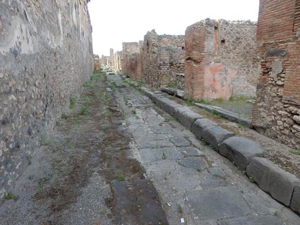 Vicolo di Eumachia between VII.9 and VII.13. May 2015. Looking north from near junction with Via dell’Abbondanza. Photo courtesy of Buzz Ferebee.