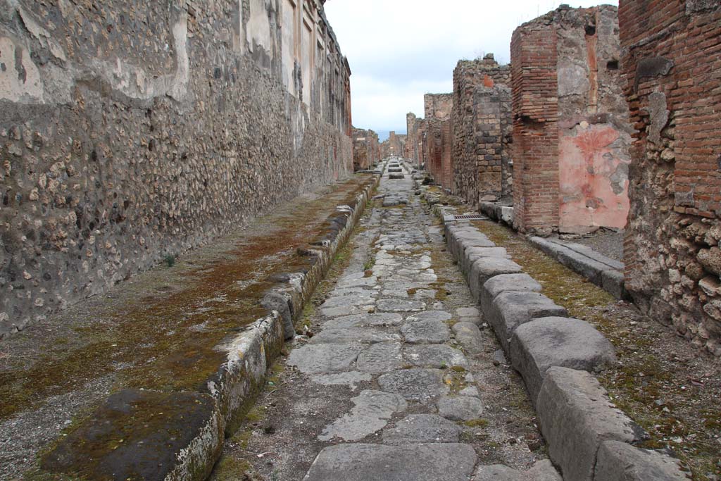 Vicolo di Eumachia between VII.9 and VII.13. April 2014. Looking north from near junction with Via dell’Abbondanza.
Photo courtesy of Klaus Heese.