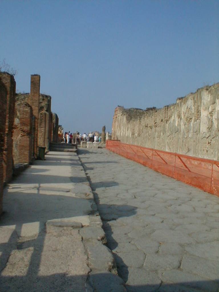 Via dell’Abbondanza between VIII.3 and VII.9 Looking west towards the Forum from junction with Vicolo di Eumachia. September 2004.