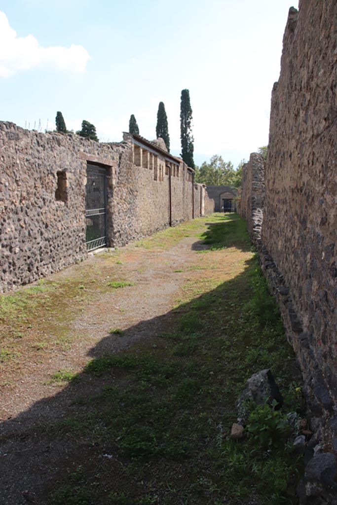 Vicolo di Giulia Felice, October 2022. 
Looking south from junction with Via dell’Abbondanza., between II.4 and II.3.
Photo courtesy of Klaus Heese
