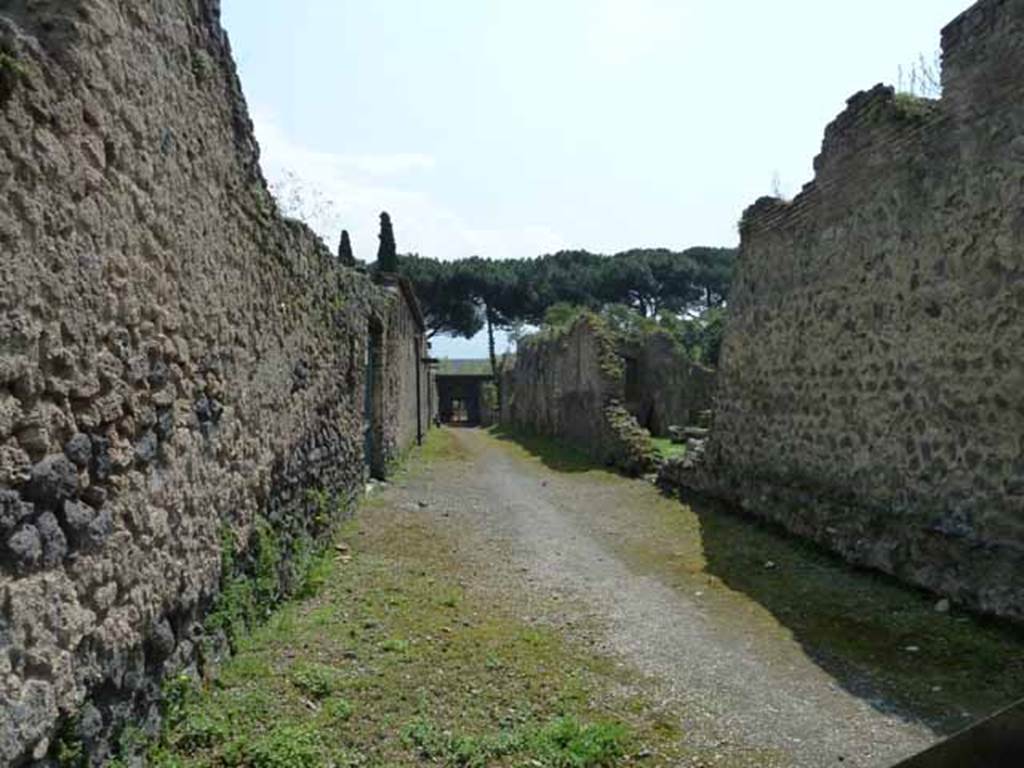 Vicolo di Giulia Felice, May 2010.  Looking south between II.4 and II.3.