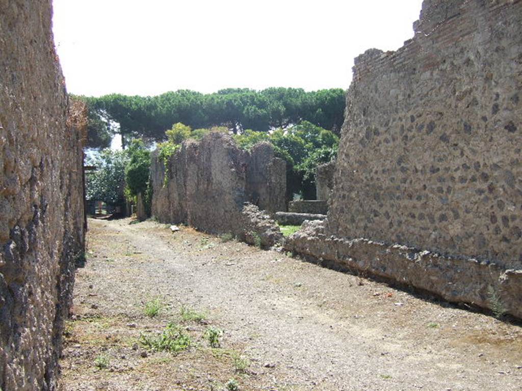 Vicolo di Giulia Felice between II.4 and II.3. West side. Looking south from junction with Via dell’Abbondanza. September 2005.