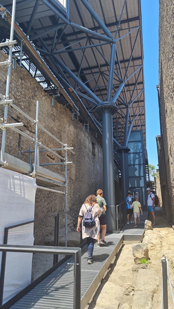 IX.12 Pompeii, on left. June 2024.
Looking north in vicolo. Photo courtesy of Giuseppe Ciaramella.