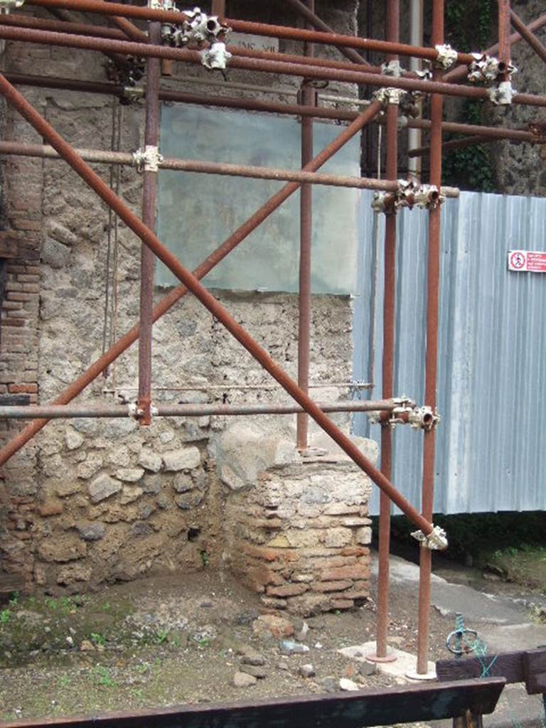 Vicolo di Giulio Polibio, Pompeii, between IX.12 and IX.13. December 2005.
Street altar on west corner of junction at IX.12.7.