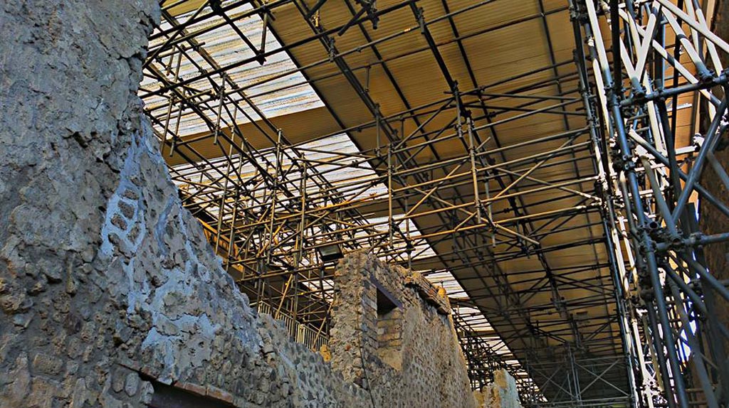 Vicolo di Giulio Polibio, Pompeii. 2016/2017.
Looking north towards upper west wall of roadway, insula IX.12. Photo courtesy of Giuseppe Ciaramella.