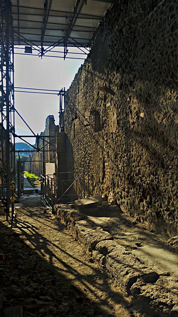 Vicolo di Giulio Polibio, Pompeii. 2016/2017.
Looking south along IX.12 on west side of roadway. Photo courtesy of Giuseppe Ciaramella.