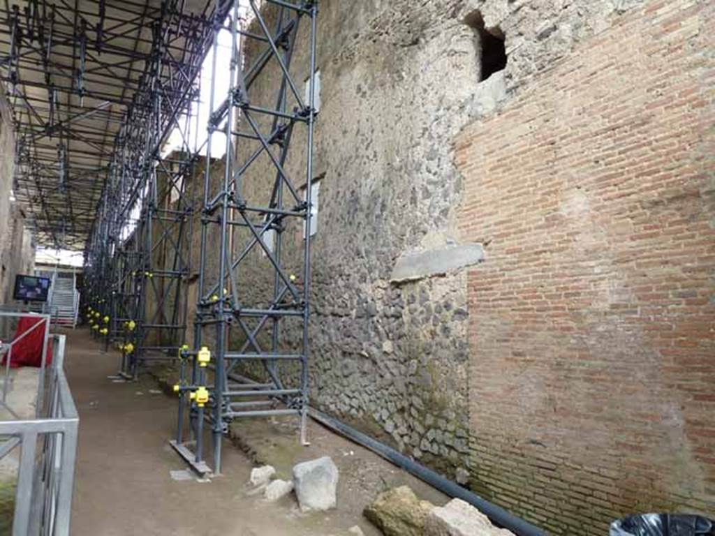 Vicolo di Giulio Polibio, Pompeii. May 2010. West exterior wall of IX.13.
According to Giordano and Casale, found painted in red and faded, on 24th January 1972, along the external wall of the House of Julius Polybius at the beginning of the vicolo between IX.12 and IX.13, was the following painted inscription –
HABITVS HAC HODIE CVM YSSA SAL
See Atti della Accademia Pontaniana, vol. XXXIX, 1990 per articolo di Giordano, C & Casale, A: “Iscrizioni Pompeiane inedite scoperte tra gli anni 1954-1978” (p.284)