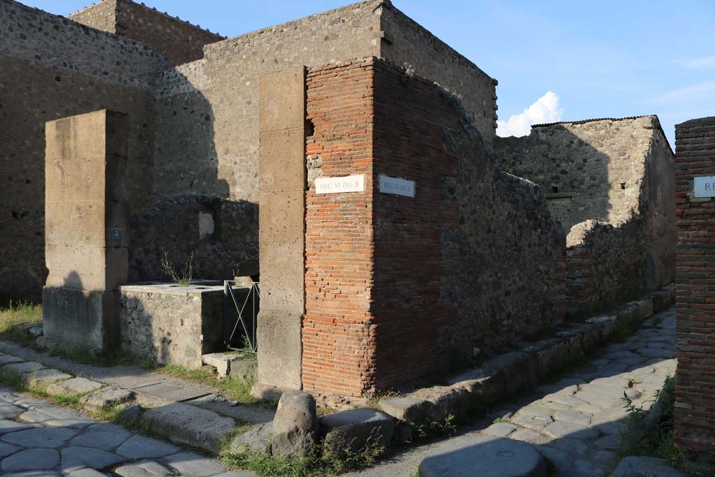 Vicolo di Mercurio, on right. December 2018.
Looking north-east from Via Consolare towards north corner with VI.2.1, on left. Photo courtesy of Aude Durand.
