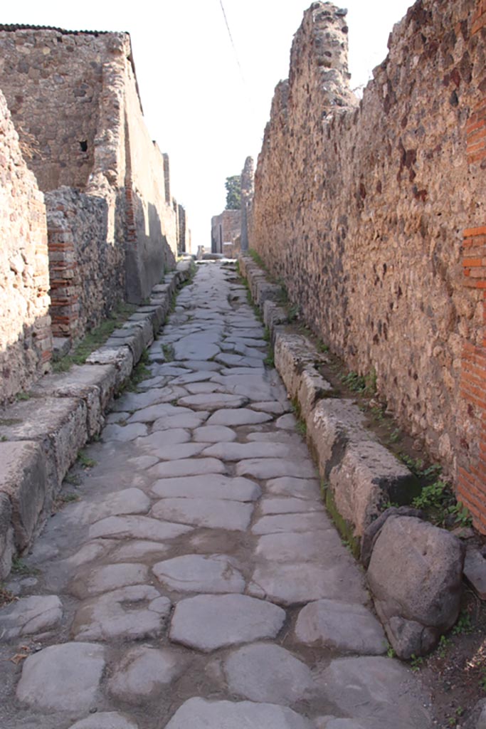 Vicolo di Mercurio, Pompeii. October 2023.
Looking east from Via Consolare. Photo courtesy of Klaus Heese.