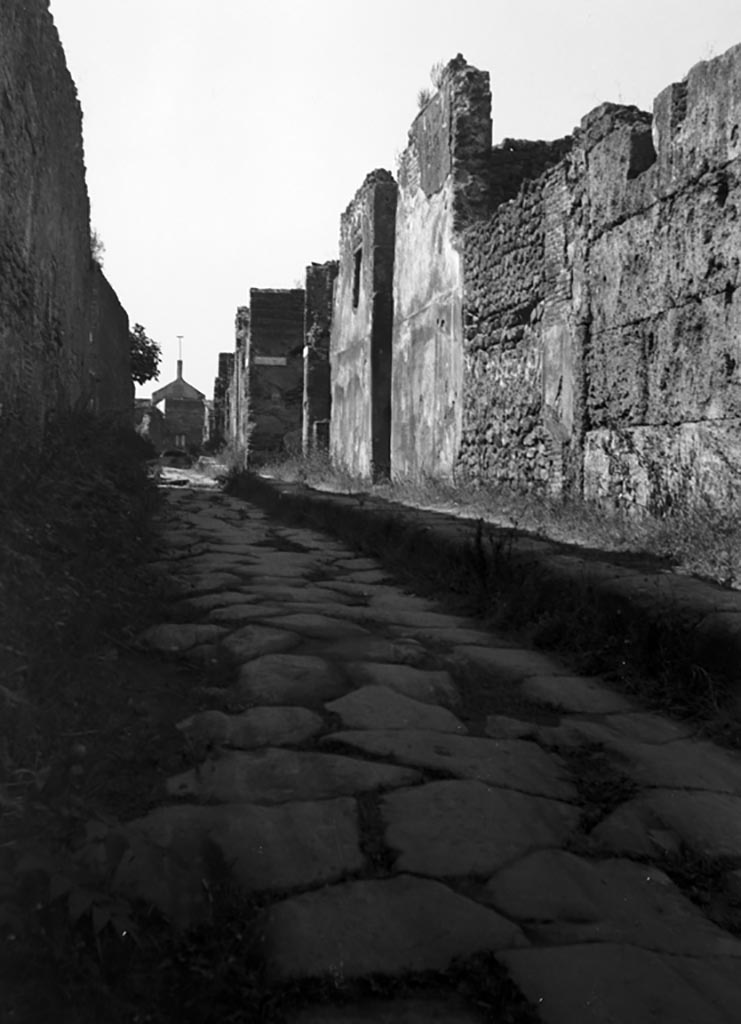 Vicolo di Mercurio. W.1279. Looking west from VI.7.6 towards junction with Vicolo della Fullonica.
Photo by Tatiana Warscher. Photo © Deutsches Archäologisches Institut, Abteilung Rom, Arkiv.