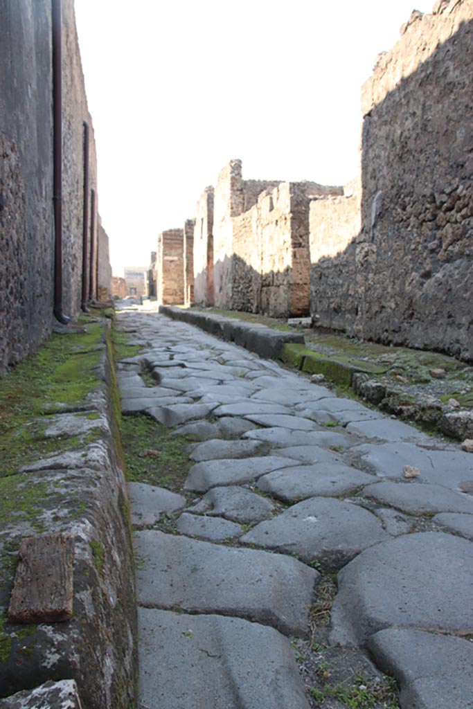 Vicolo di Mercurio, Pompeii. October 2022.
Looking west from junction with Via di Mercurio. Photo courtesy of Klaus Heese.