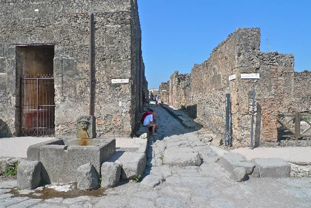 Vicolo di Mercurio. July 2010. Looking west from crossroads with Via di Mercurio. Photo courtesy of Michael Binns.
