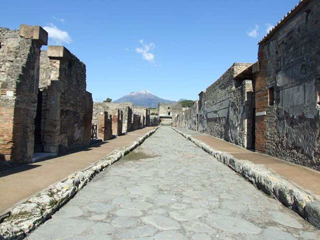 Via di Mercurio. March 2009. Looking north from VI.7.8 and VI.9.7 near the crossroads with Vicolo di Mercurio.