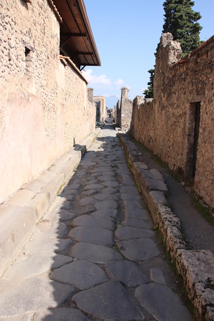 Vicolo di Mercurio, Pompeii. October 2022.
Looking east from the crossroads with Via di Mercurio, with VI.9.7, on left, and VI.10.19, on right.
Photo courtesy of Klaus Heese.