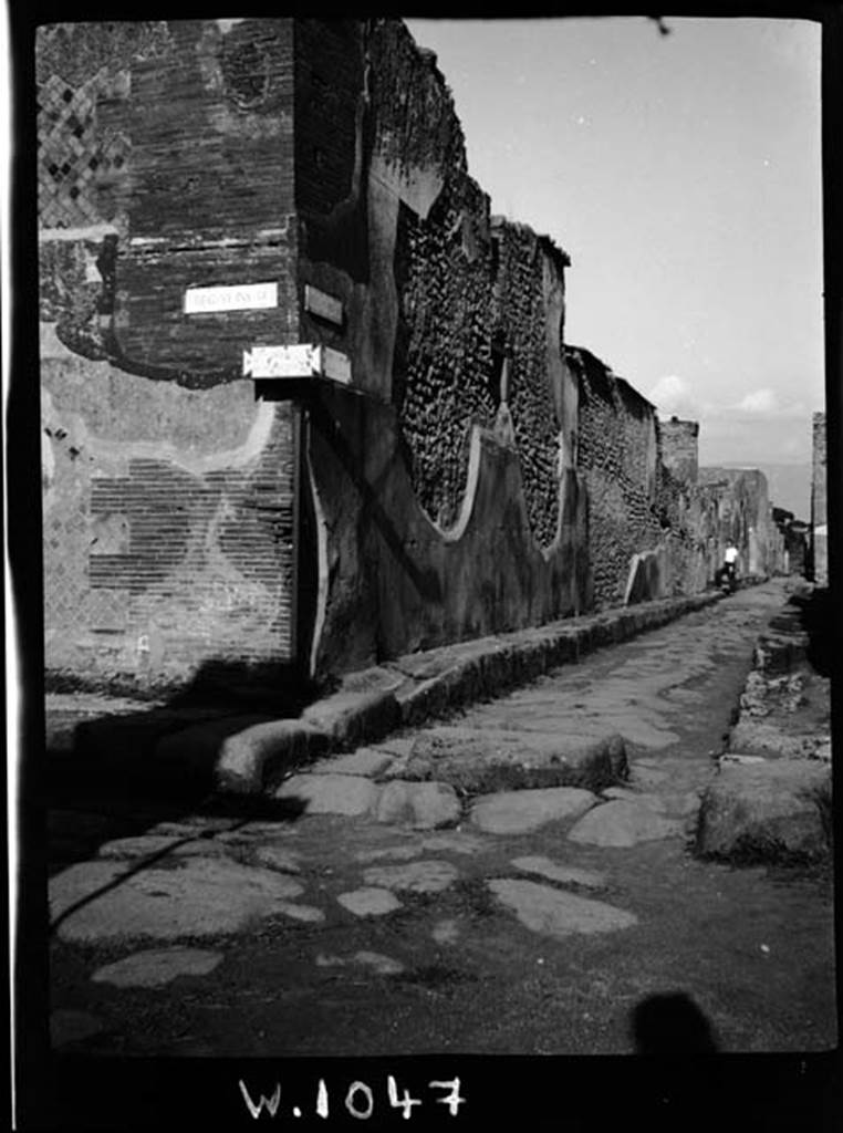 230559 Bestand-D-DAI-ROM-W.1047.jpg
Vicolo di Mercurio, W.1047. Looking east between VI.9 and VI.10 from Via Mercurio.
Photo by Tatiana Warscher. With kind permission of DAI Rome, whose copyright it remains.
See http://arachne.uni-koeln.de/item/marbilderbestand/230559