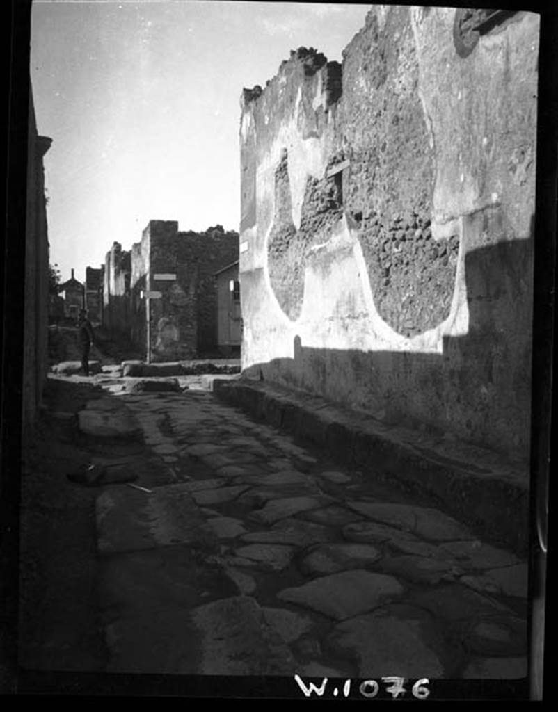 230417 Bestand-D-DAI-ROM-W.1076.jpg
Vicolo di Mercurio, W.1076. Looking west between VI.10 and VI.9 towards junction with Via Mercurio.
Photo by Tatiana Warscher. With kind permission of DAI Rome, whose copyright it remains.
See http://arachne.uni-koeln.de/item/marbilderbestand/230417