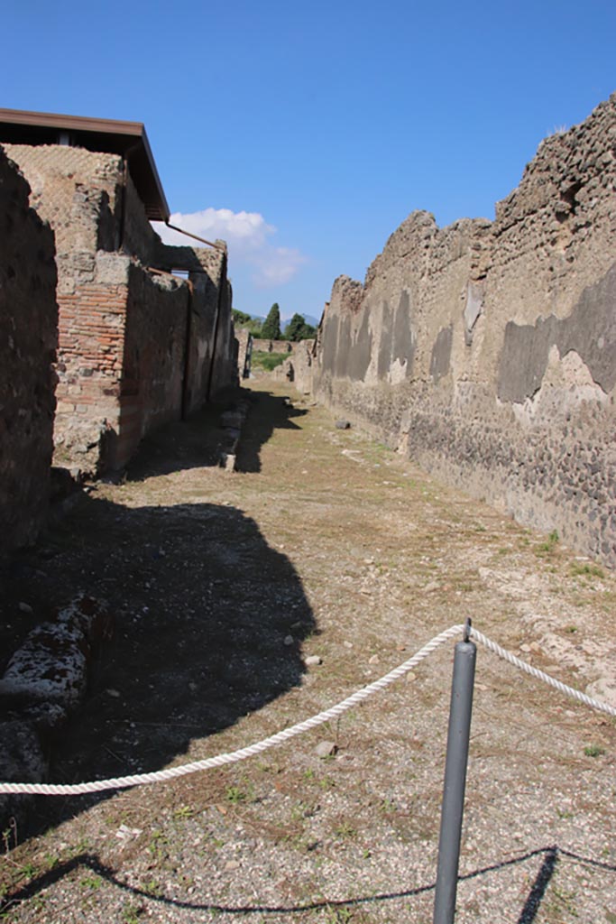 Vicolo del Fauno, October 2022.
Looking north between VI.9 and VI.11, from junction with Vicolo di Mercurio. Photo courtesy of Klaus Heese.