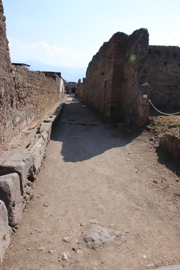 Vicolo del Fauno, Pompeii. October 2022.
Looking south from crossroads with Vicolo di Mercurio. Photo courtesy of Klaus Heese.