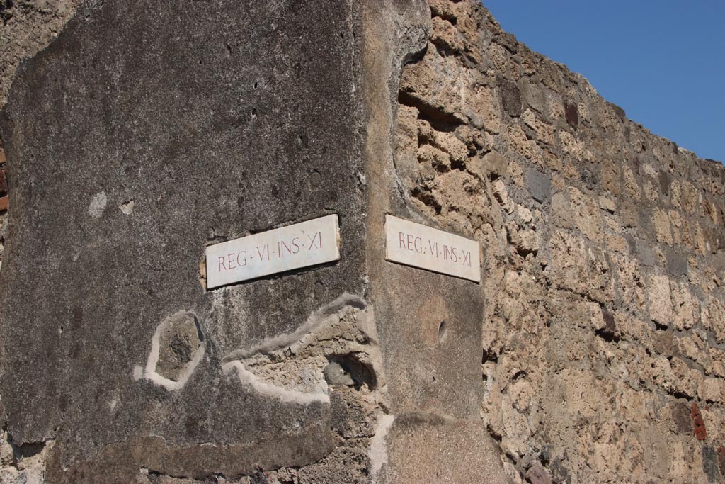 Vicolo di Mercurio, Pompeii. October 2022.
Wall junction of VI.11.9, between Vicolo del Fauno, on left, and Vicolo del Mercurio, on right. Photo courtesy of Klaus Heese.