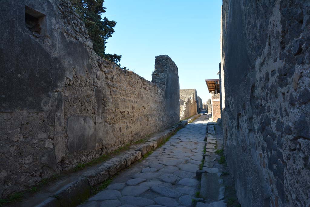 Vicolo di Mercurio, Pompeii. November 2017. Looking west along rear wall of VI.12, with VI.11.10, on right.
Foto Annette Haug, ERC Grant 681269 DÉCOR